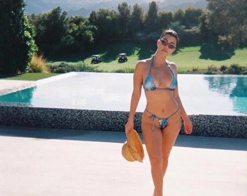 Вижу то что не должна подписчики раскритиковали слишком откровенное бикини Кортни Кардашьян